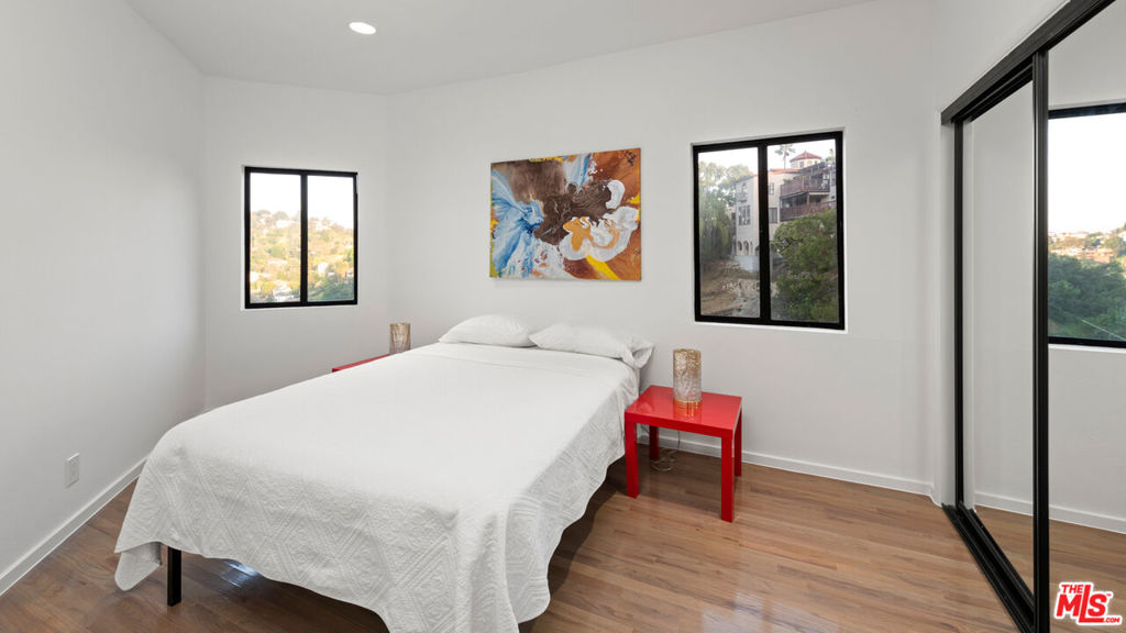 2774 Hollyridge Drive