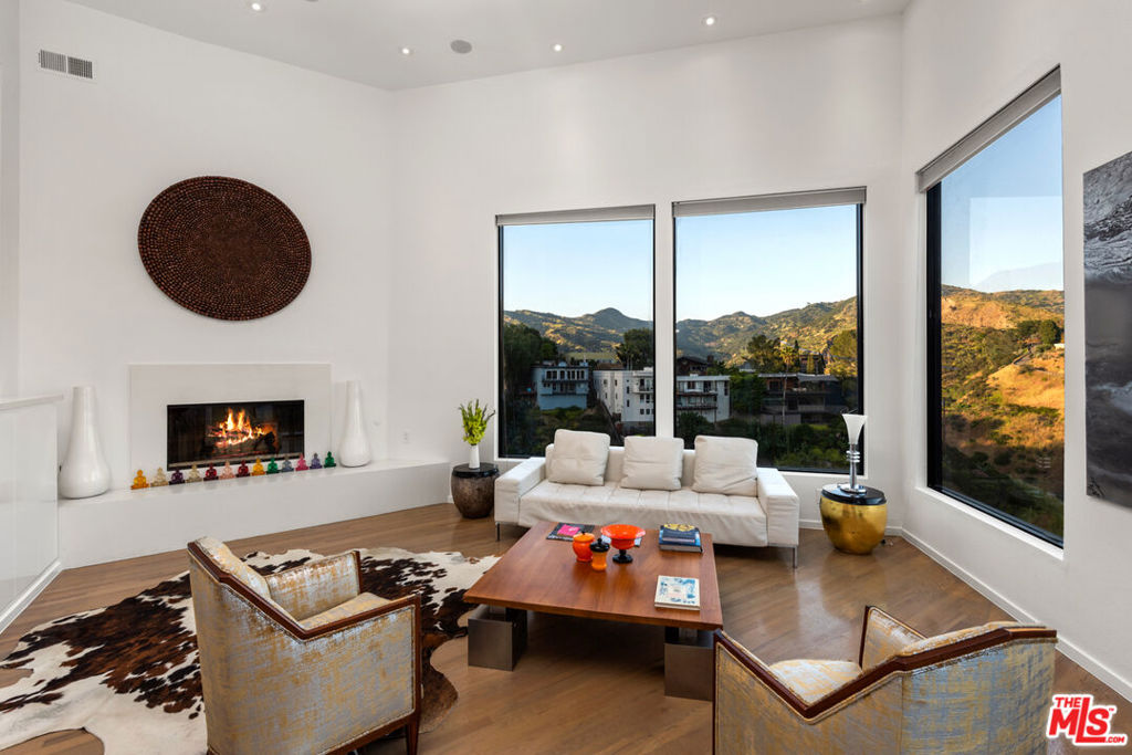2774 Hollyridge Drive