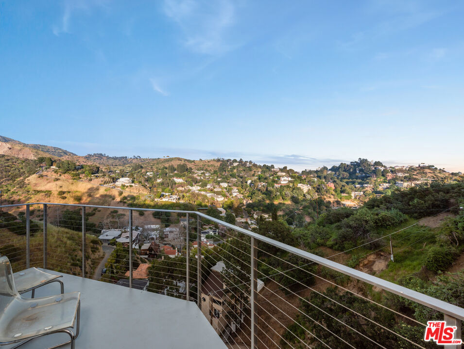 2774 Hollyridge Drive