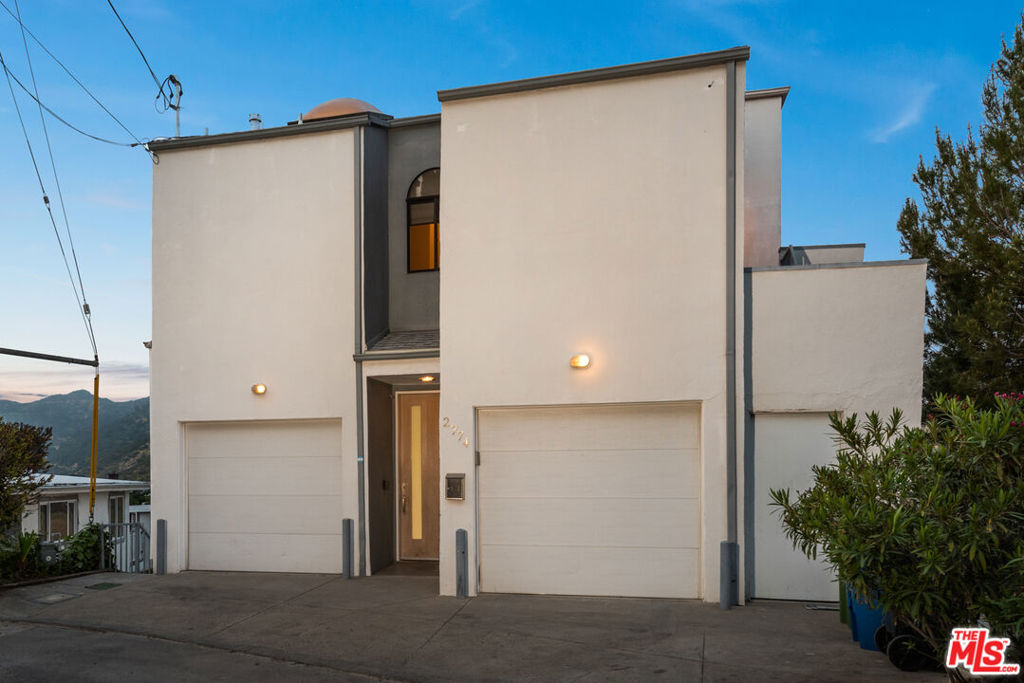 2774 Hollyridge Drive