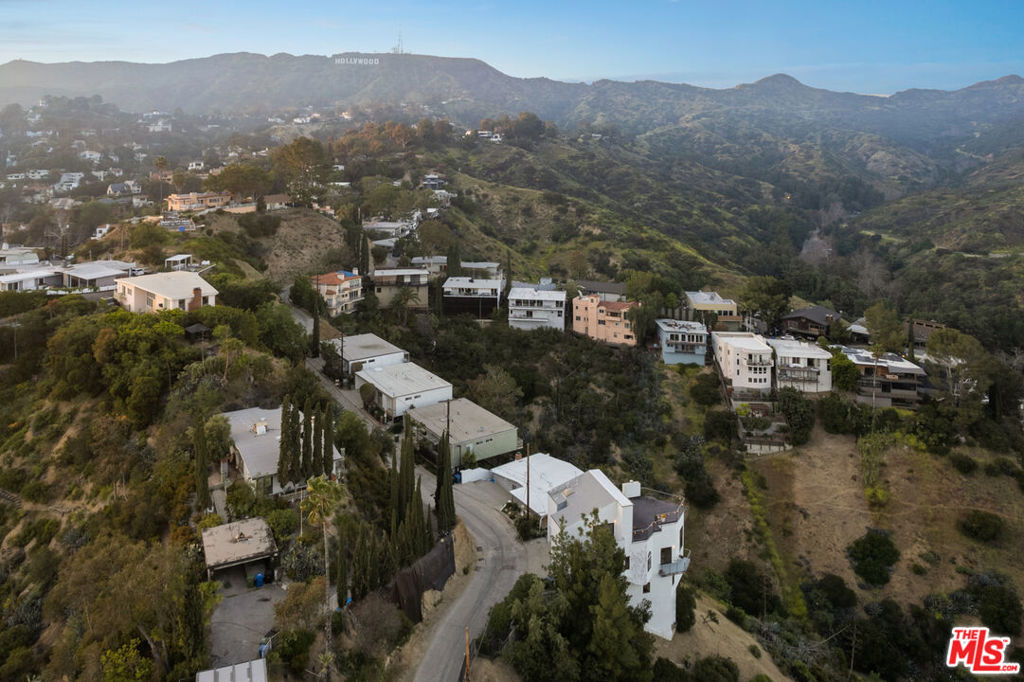 2774 Hollyridge Drive