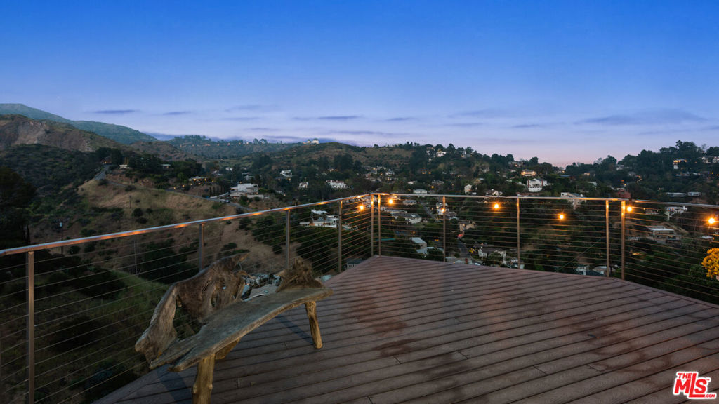2774 Hollyridge Drive