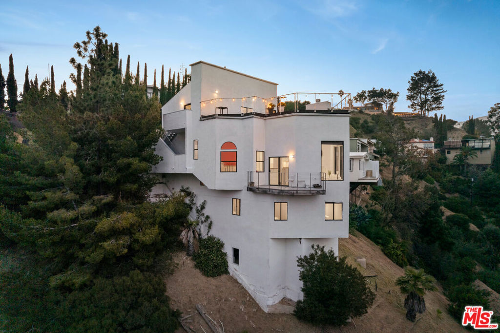 2774 Hollyridge Drive