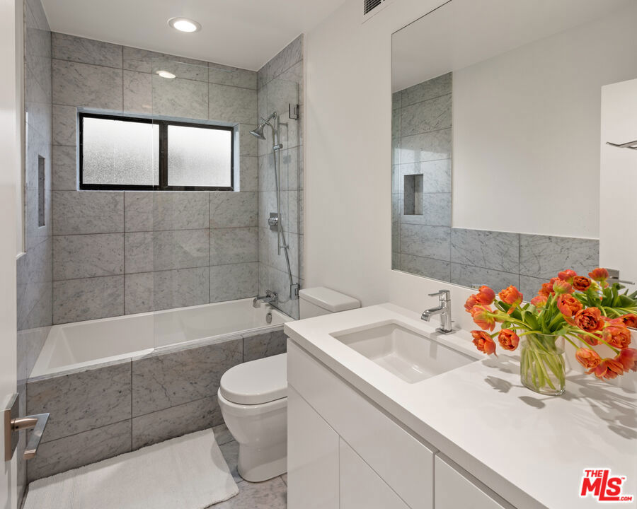 2774 Hollyridge Drive