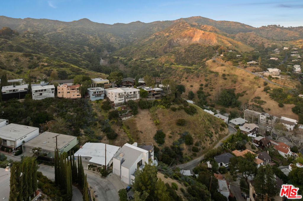 2774 Hollyridge Drive