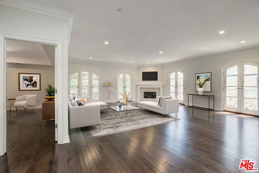353 S Reeves Drive Unit: 200