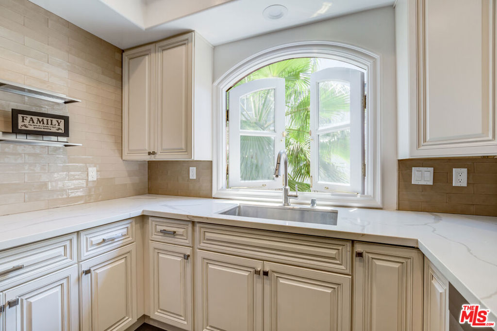 353 S Reeves Drive Unit: 200