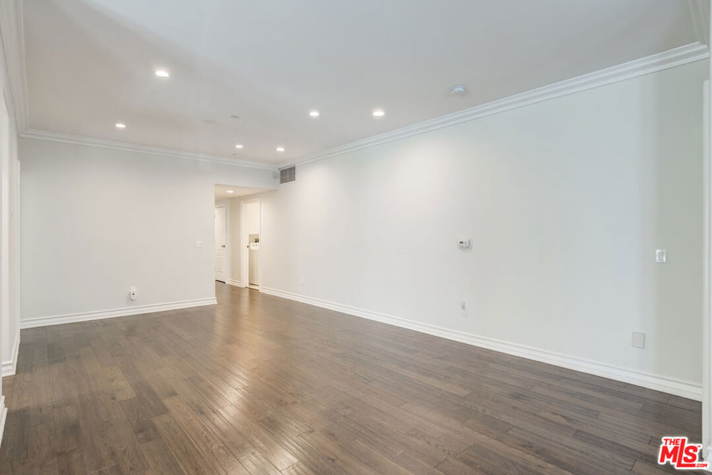 353 S Reeves Drive Unit: 200