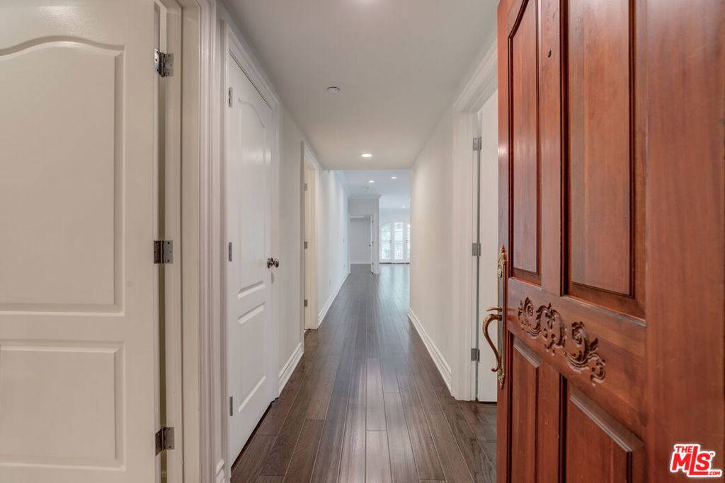 353 S Reeves Drive Unit: 200