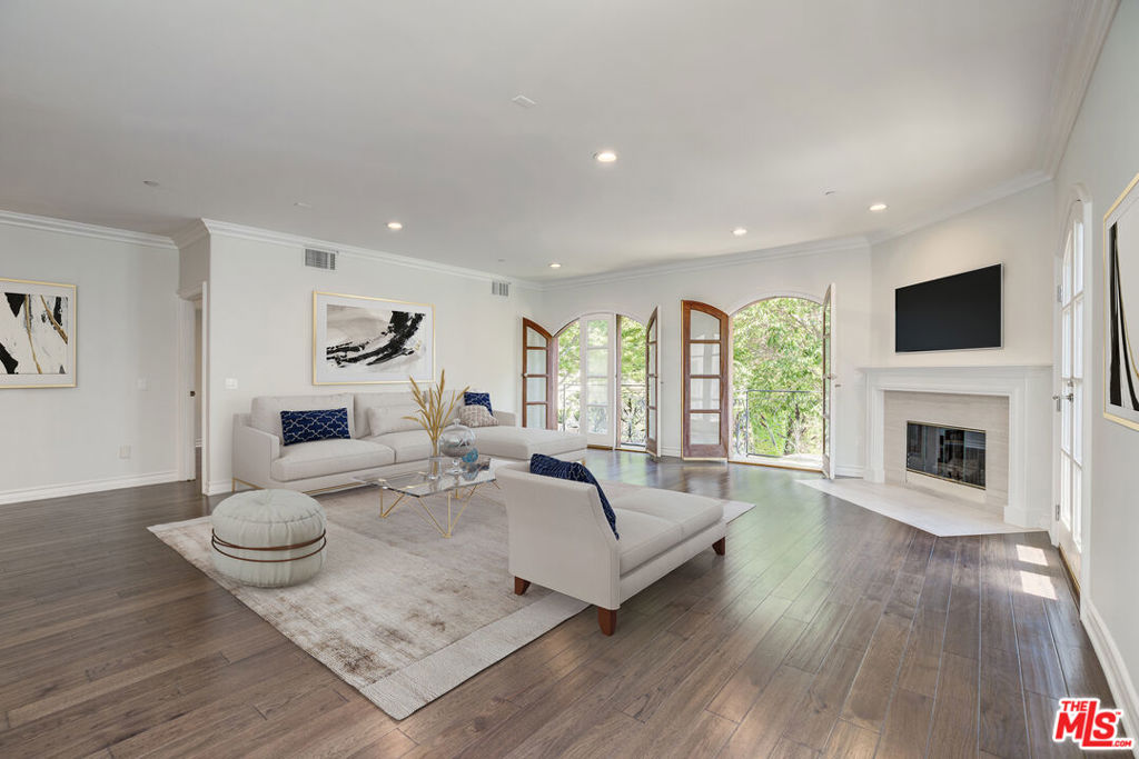 353 S Reeves Drive Unit: 200