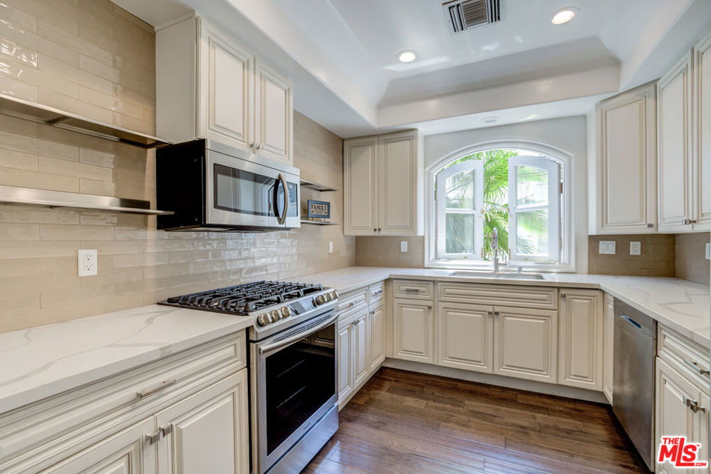 353 S Reeves Drive Unit: 200