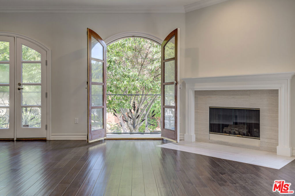 353 S Reeves Drive Unit: 200