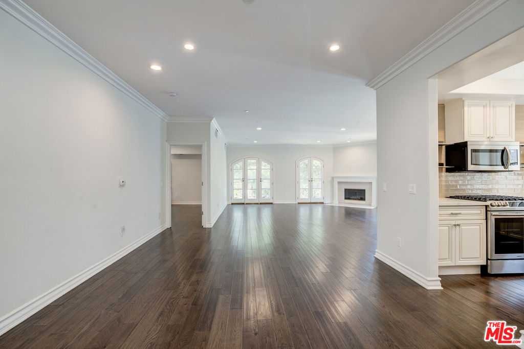 353 S Reeves Drive Unit: 200