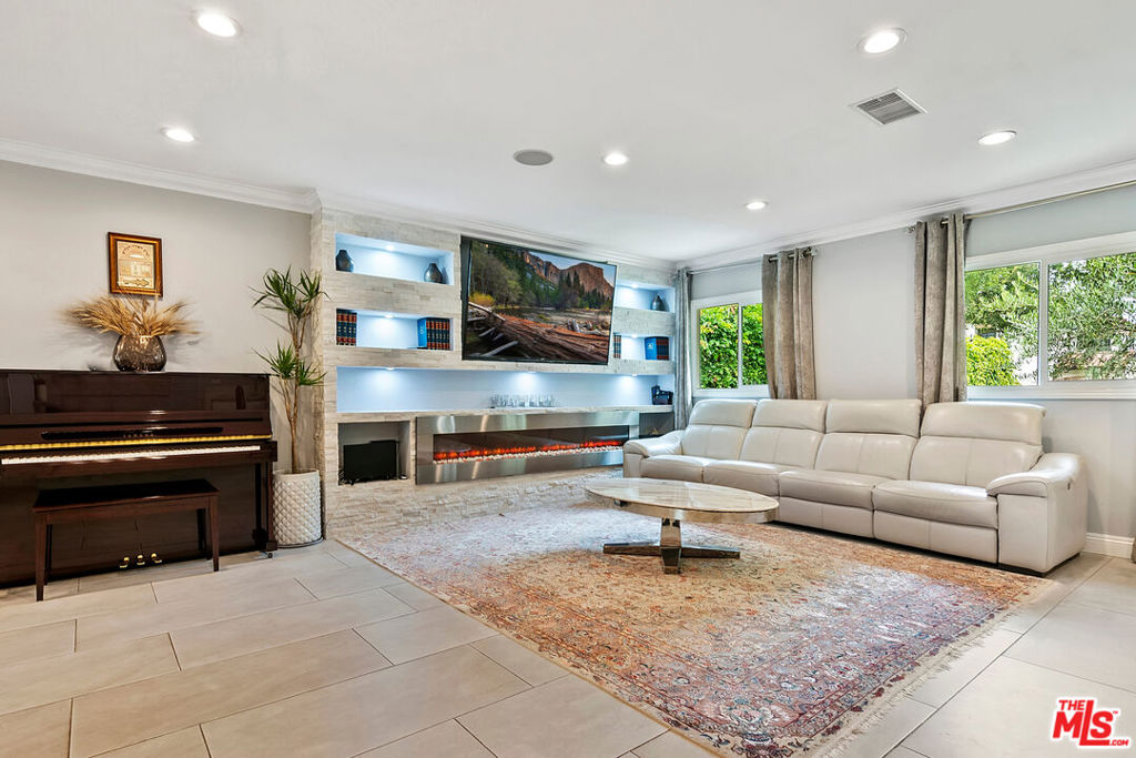 305 S Crescent Drive