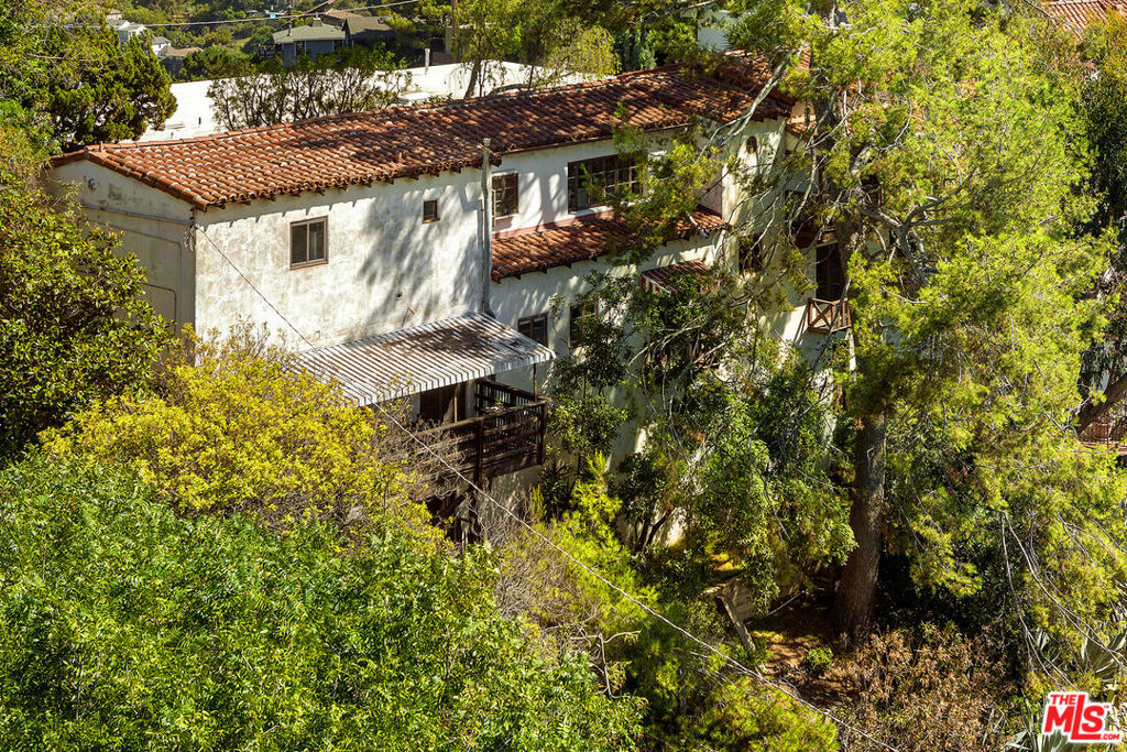 2841 Hollyridge Drive