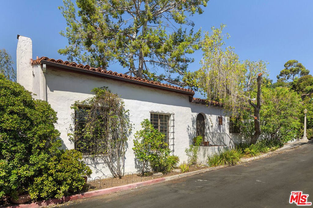 2841 Hollyridge Drive