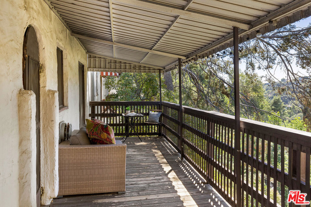 2841 Hollyridge Drive