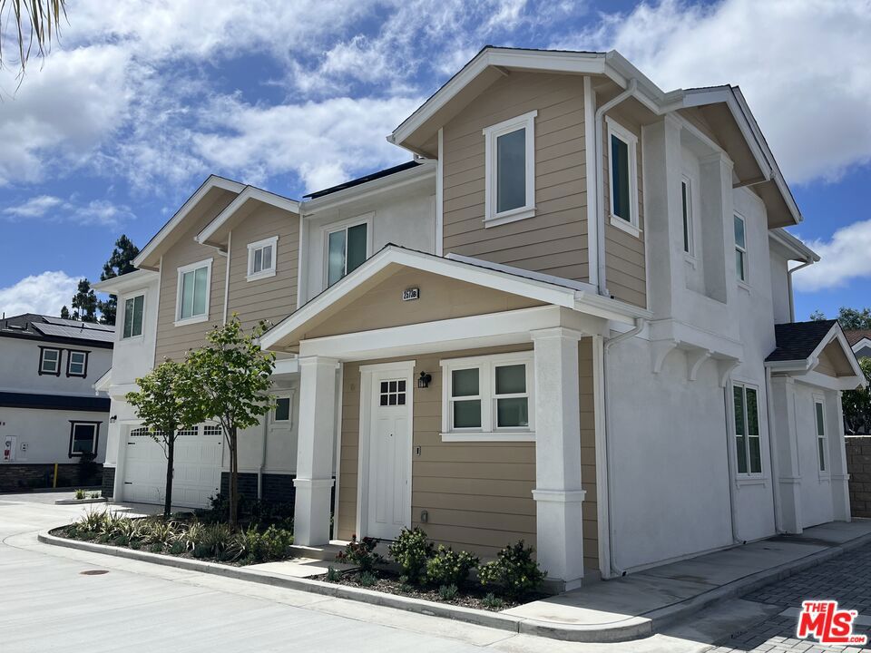2573 Elden Ave Unit: D