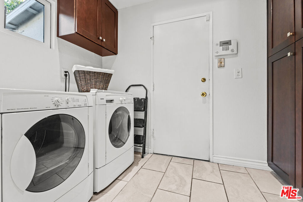 4928 Whitsett Avenue