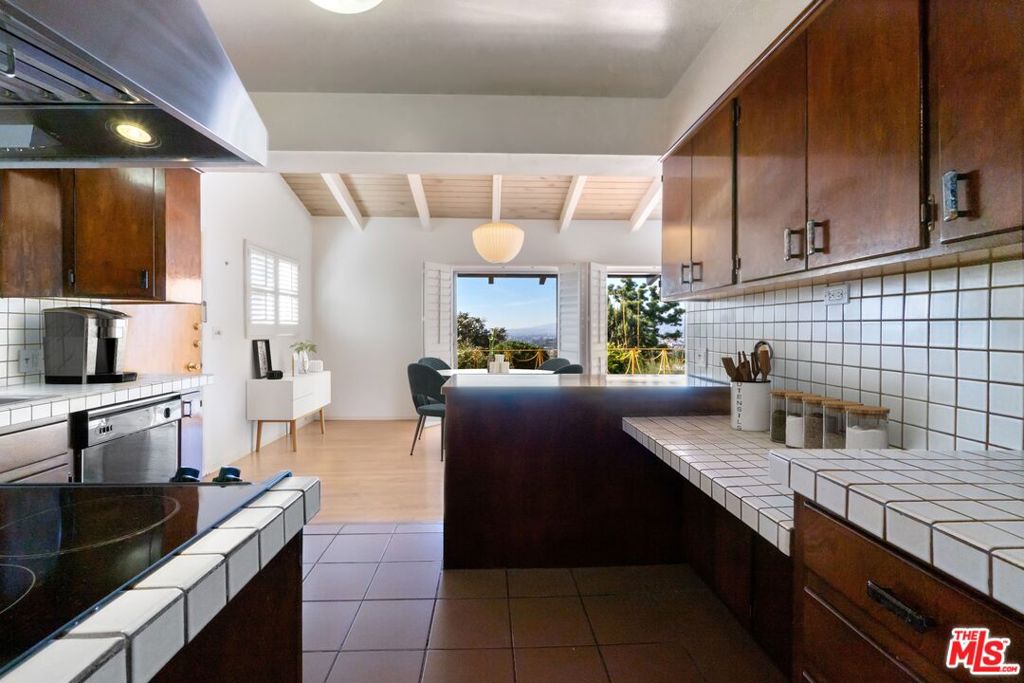 3827 FRANKLIN Avenue