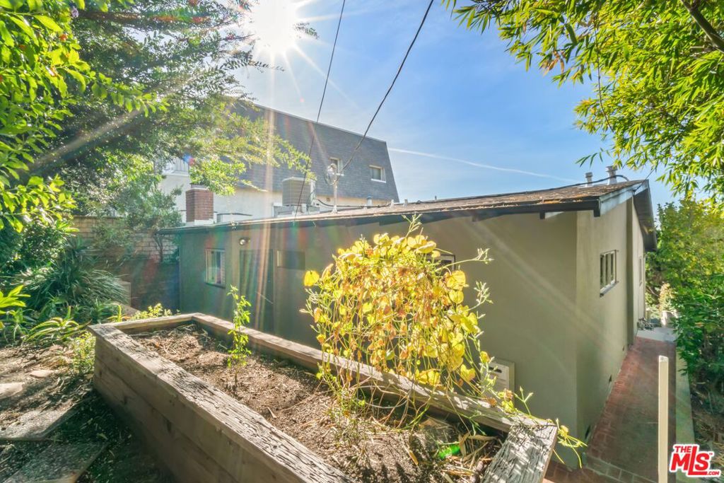 3827 FRANKLIN Avenue