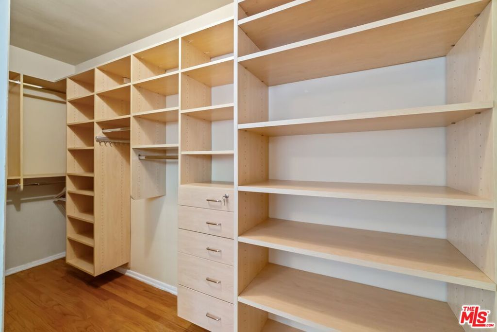 3827 FRANKLIN Avenue