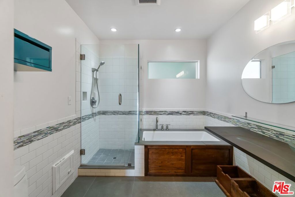 3827 FRANKLIN Avenue