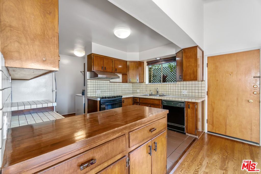 3827 FRANKLIN Avenue