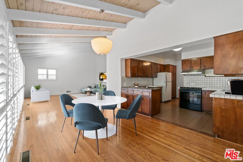 3827 FRANKLIN Avenue