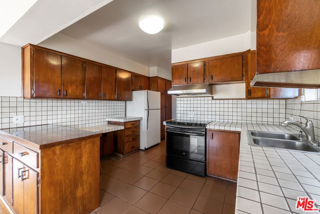 3827 FRANKLIN Avenue