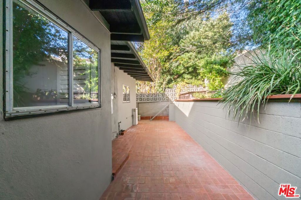 3827 FRANKLIN Avenue