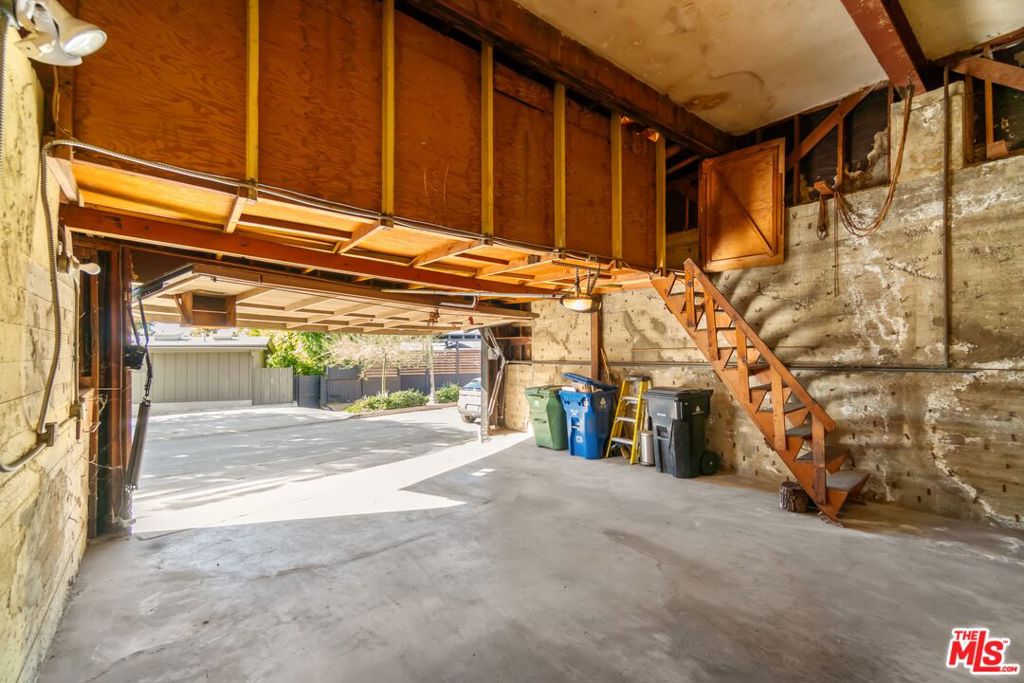 3827 FRANKLIN Avenue