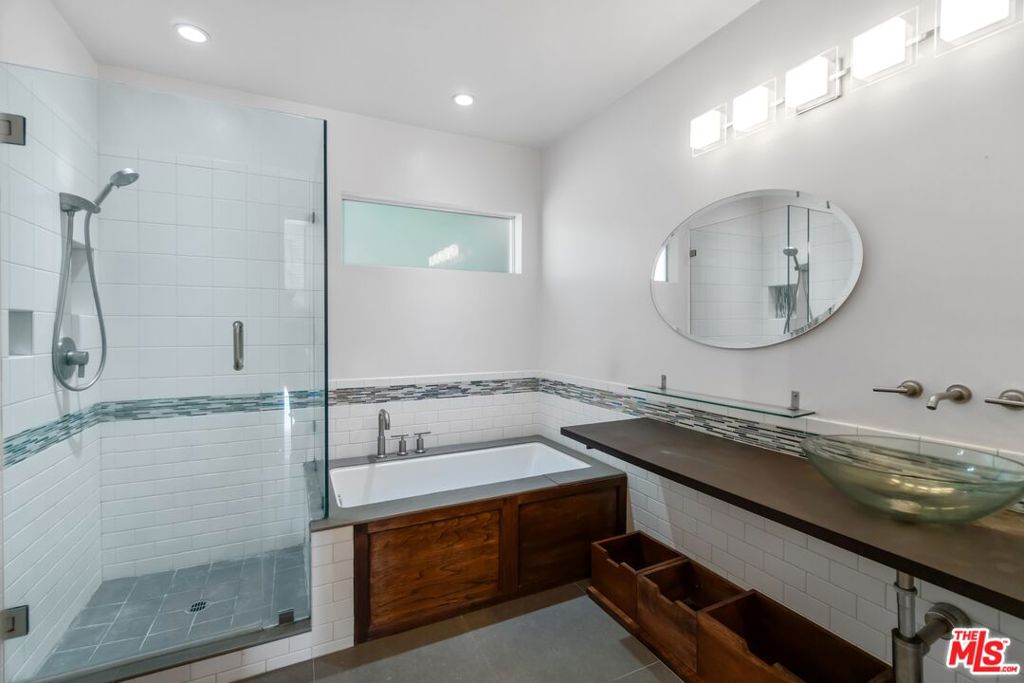 3827 FRANKLIN Avenue