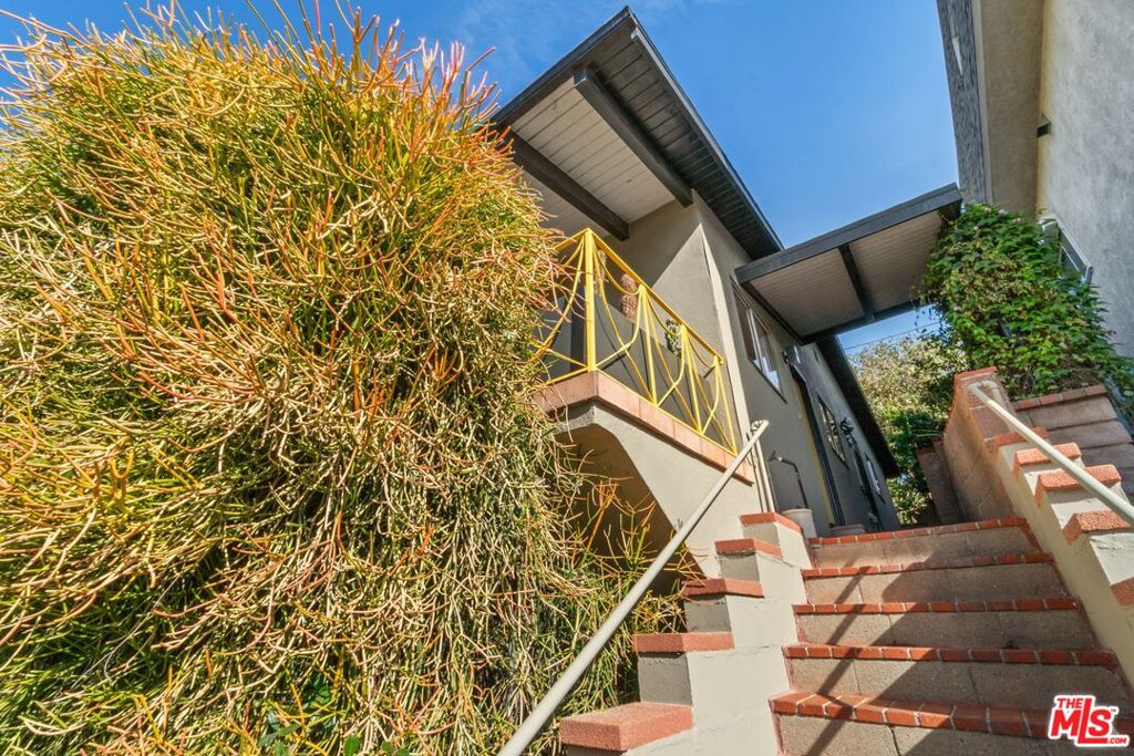 3827 FRANKLIN Avenue