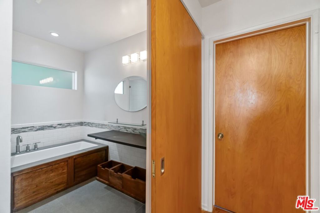 3827 FRANKLIN Avenue