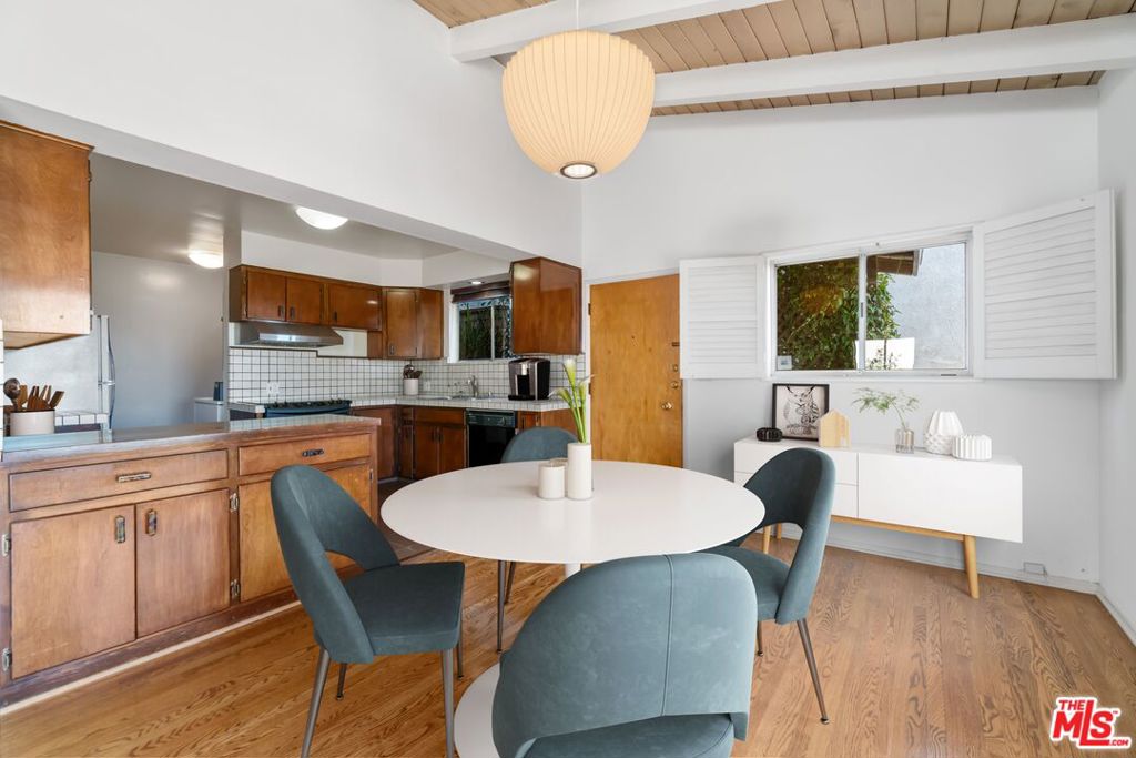 3827 FRANKLIN Avenue