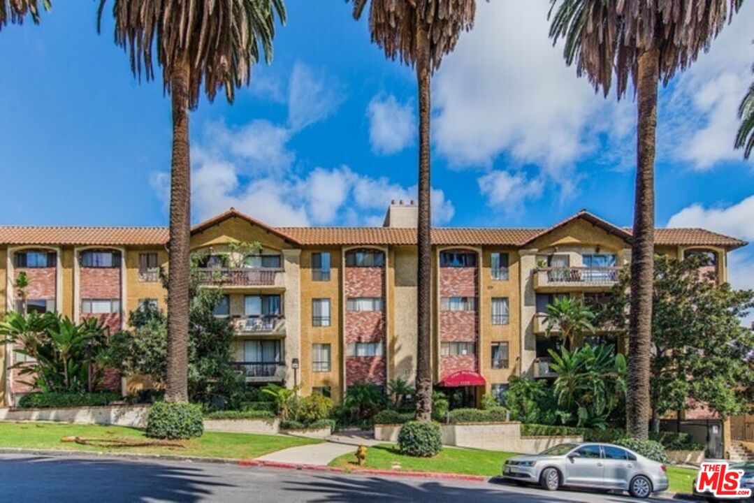 1735 N Fuller Ave Unit: 324 