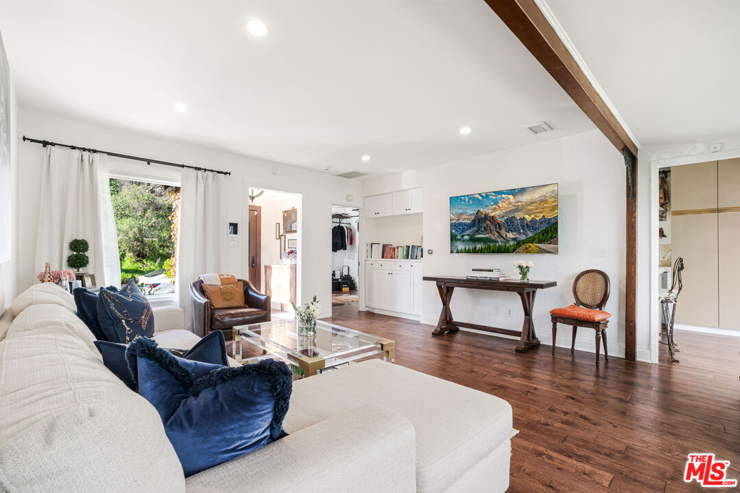 1318 N Beverly Glen Blvd