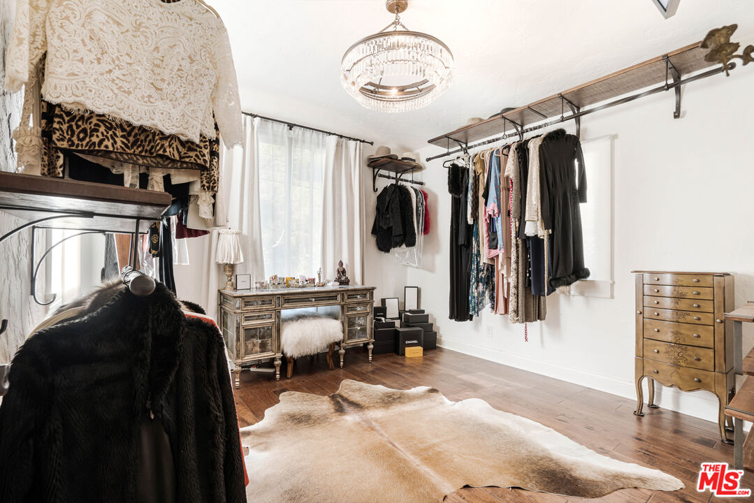 1318 N Beverly Glen Blvd