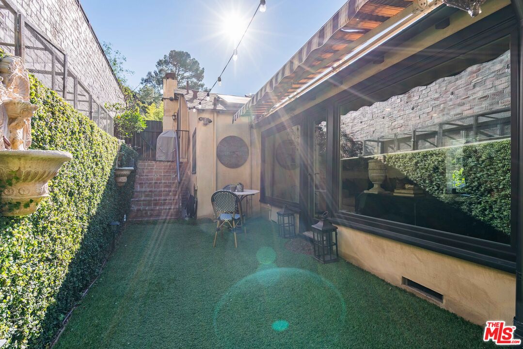 1318 N Beverly Glen Blvd