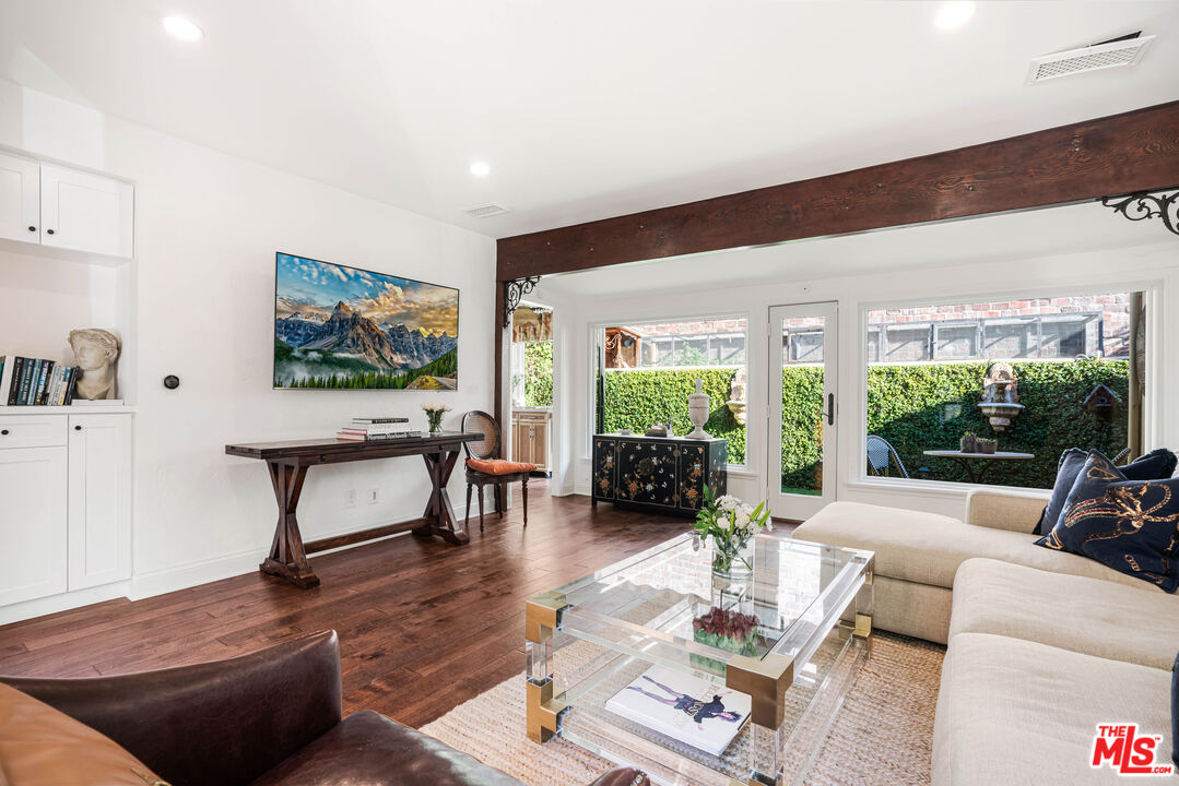 1318 N Beverly Glen Blvd