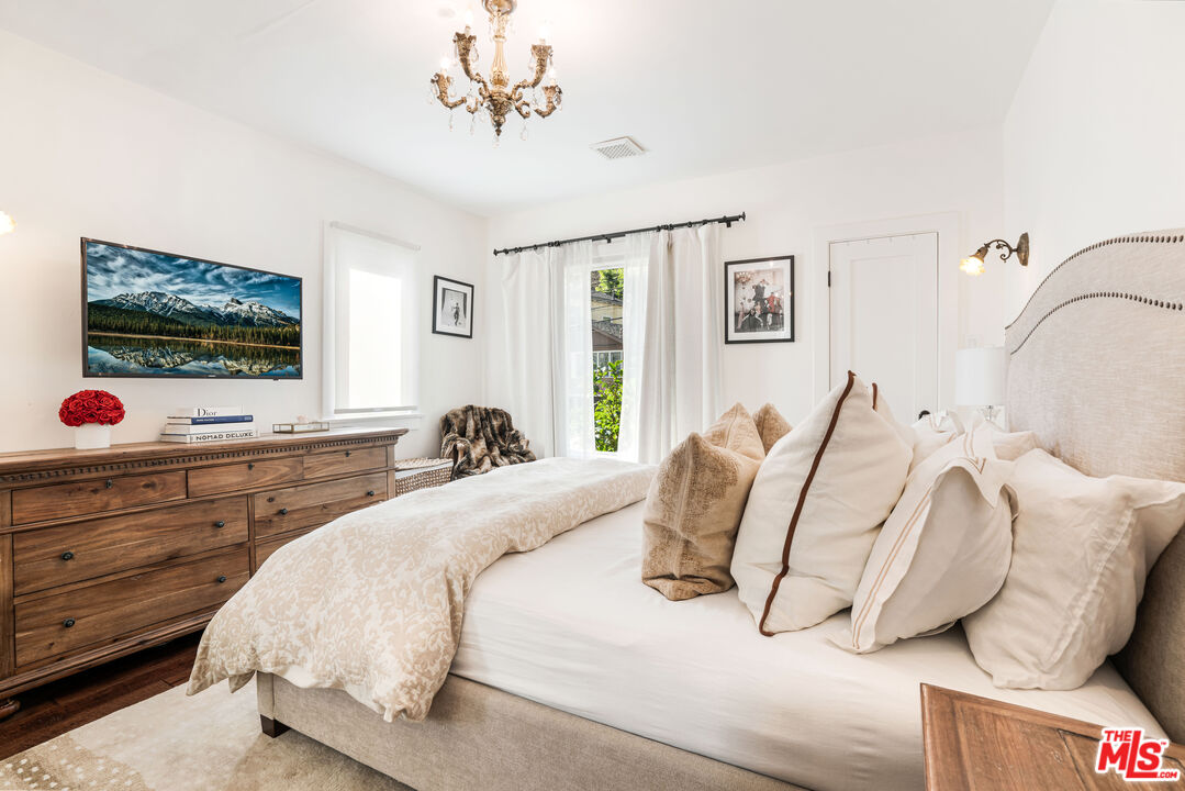 1318 N Beverly Glen Blvd