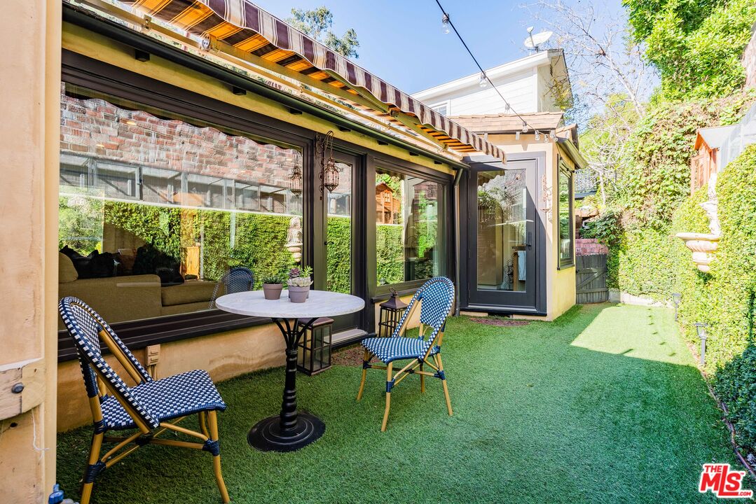 1318 N Beverly Glen Blvd