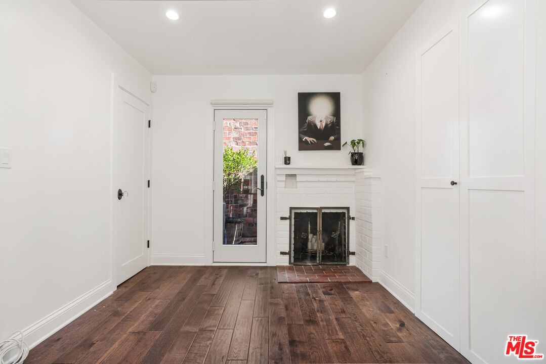 1318 N Beverly Glen Blvd