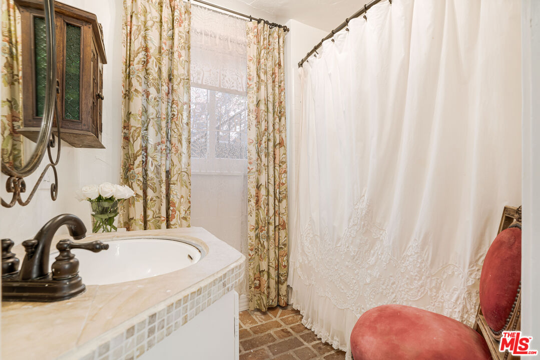 1318 N Beverly Glen Blvd