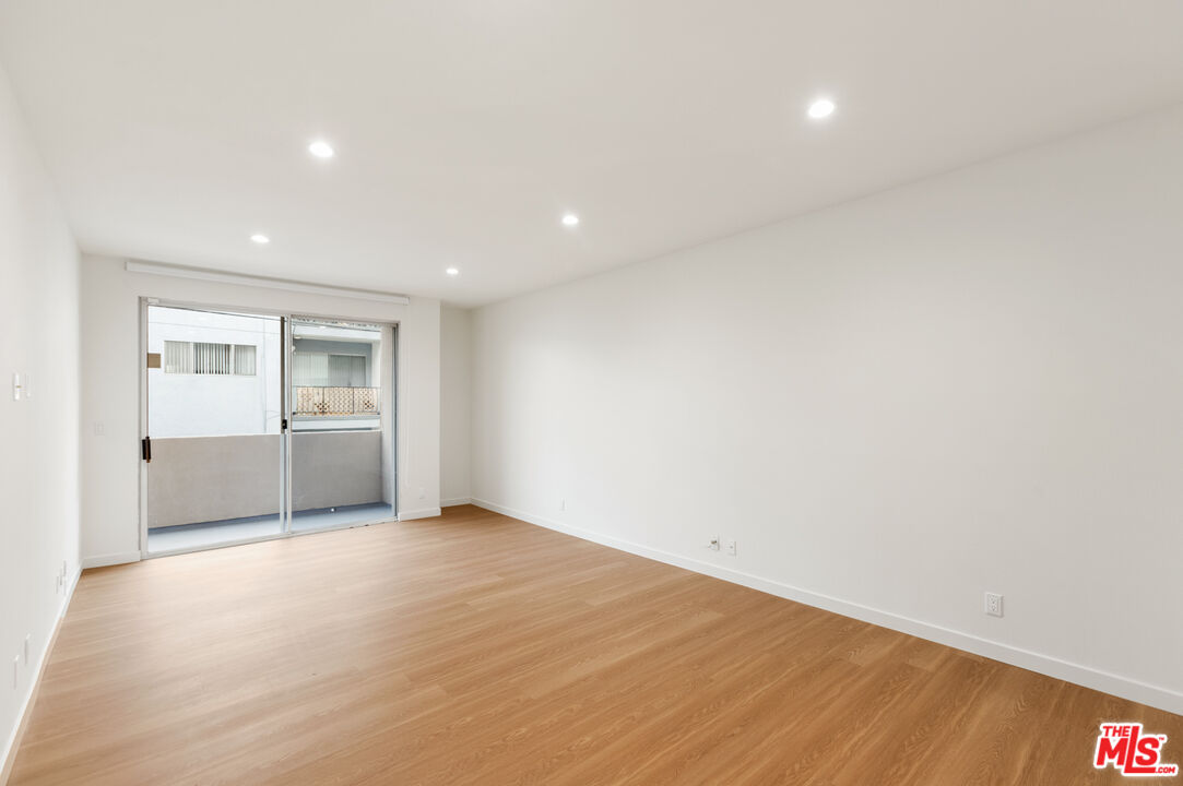 200 N ALMONT DR Unit: 104