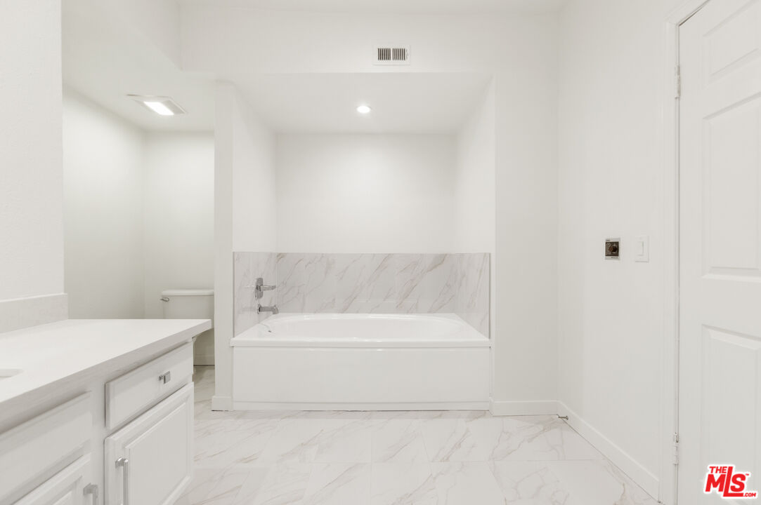 200 N ALMONT DR Unit: 104