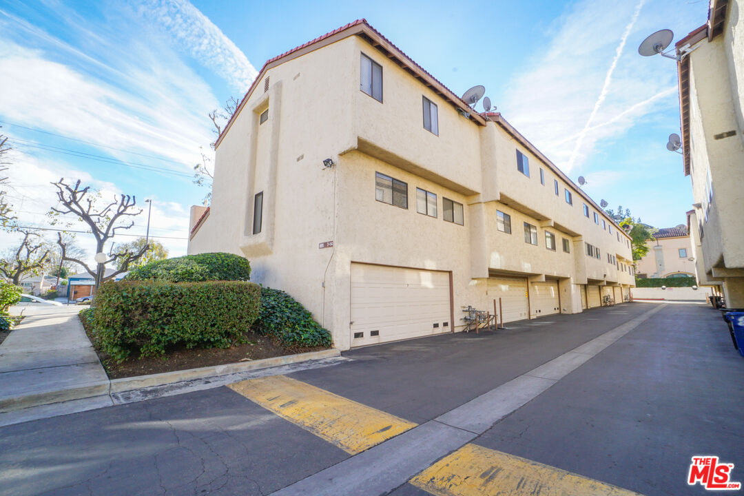 6021 Lindley Ave Unit: 11