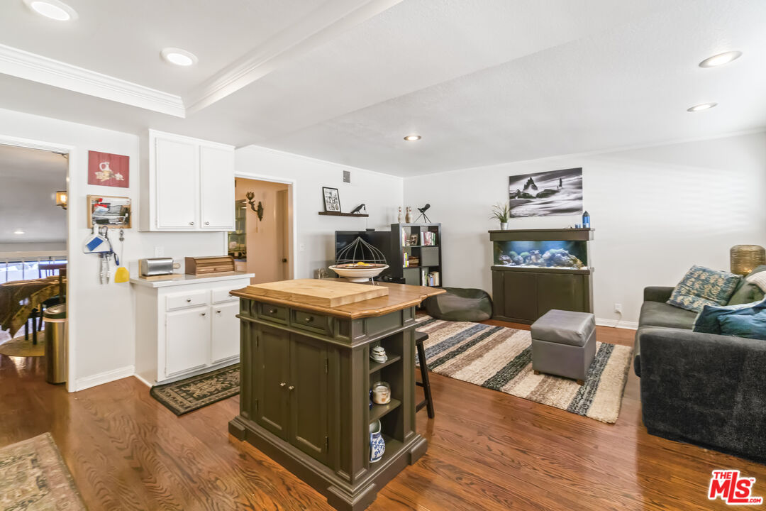 6021 Lindley Ave Unit: 11