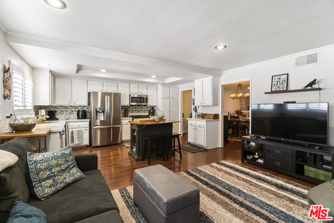 6021 Lindley Ave Unit: 11